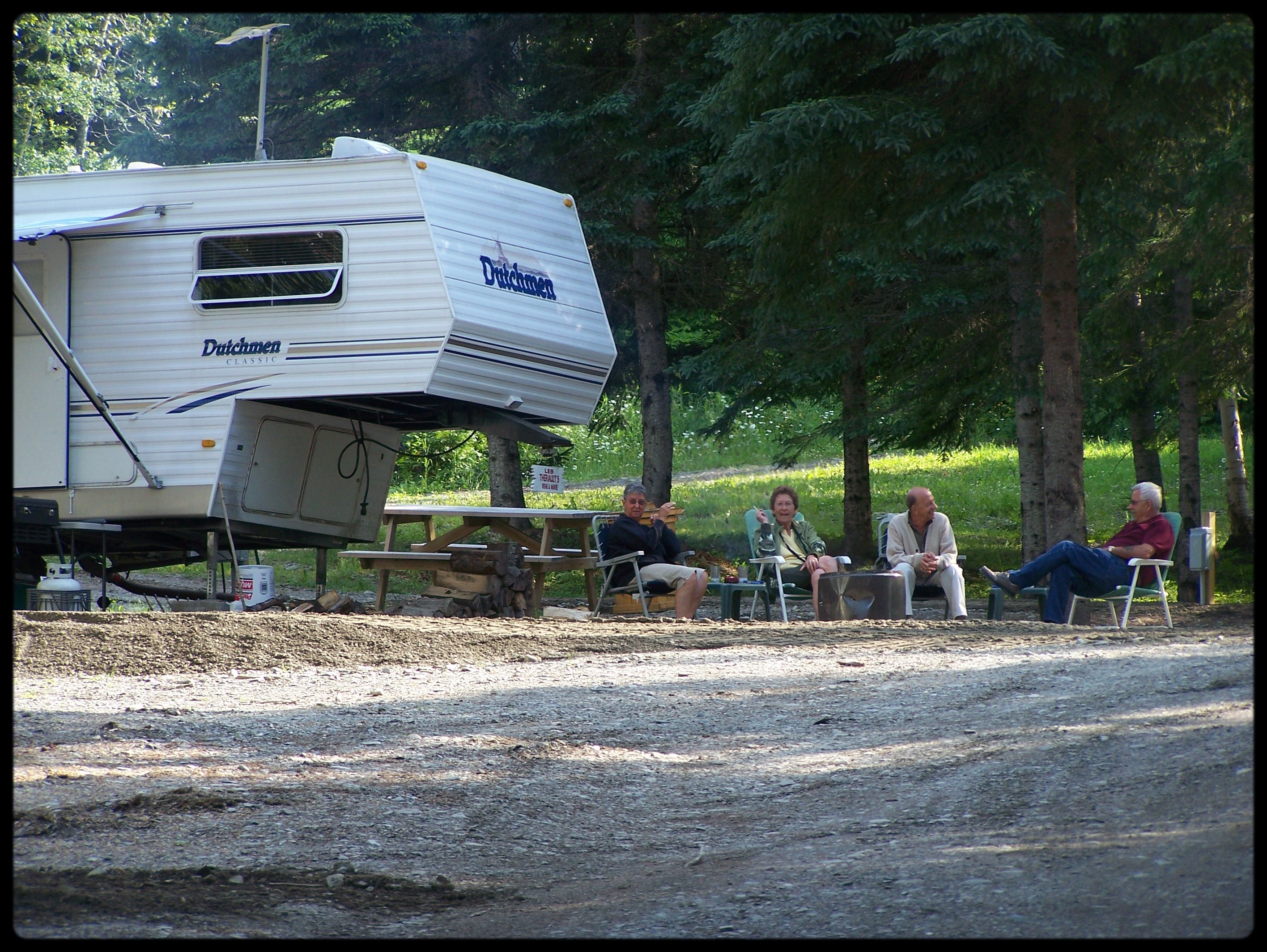 Camping situé de l'autre côté de la route
