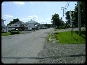 Rue Principale en direction de l'église, l'école et le bureau municipal